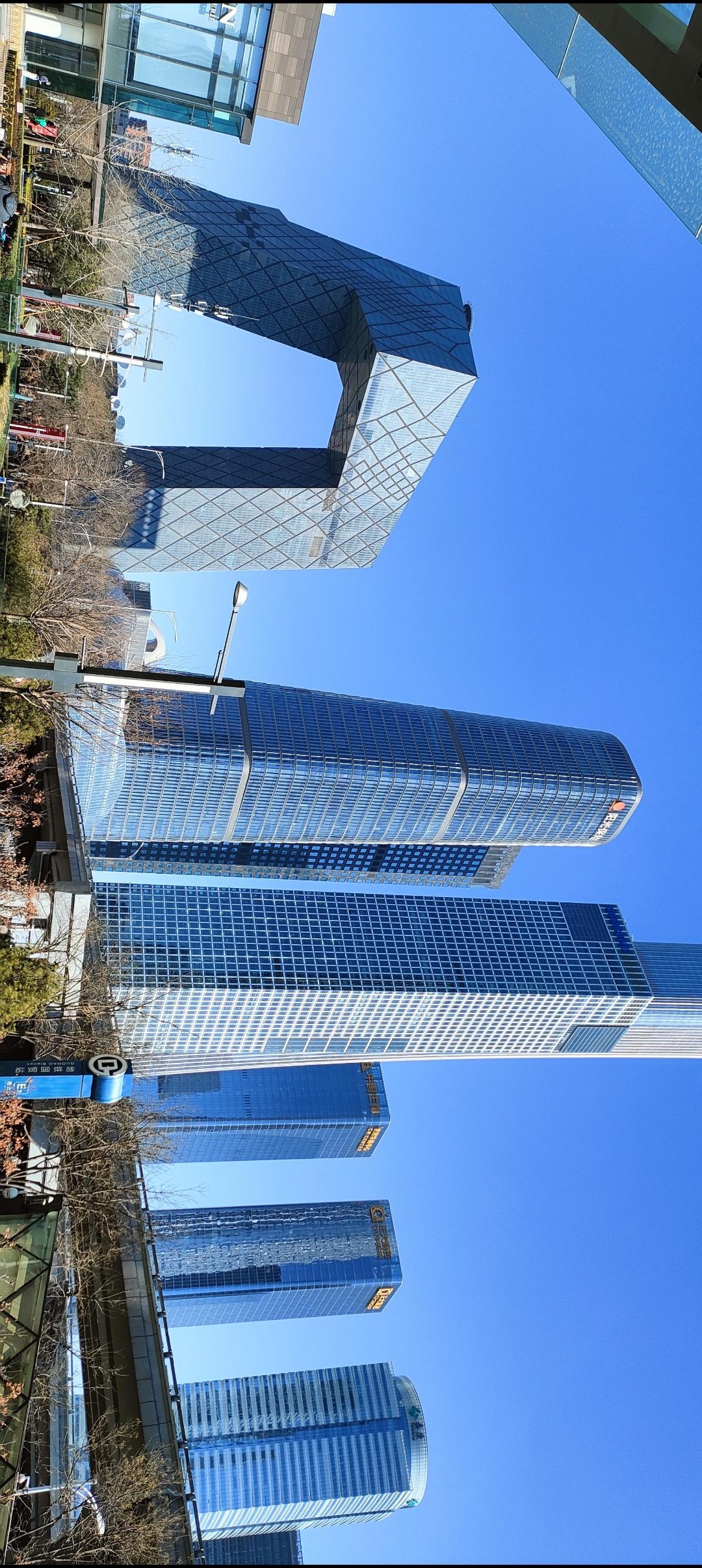 现代都市的玻璃森林，蓝天白云下的高楼大厦