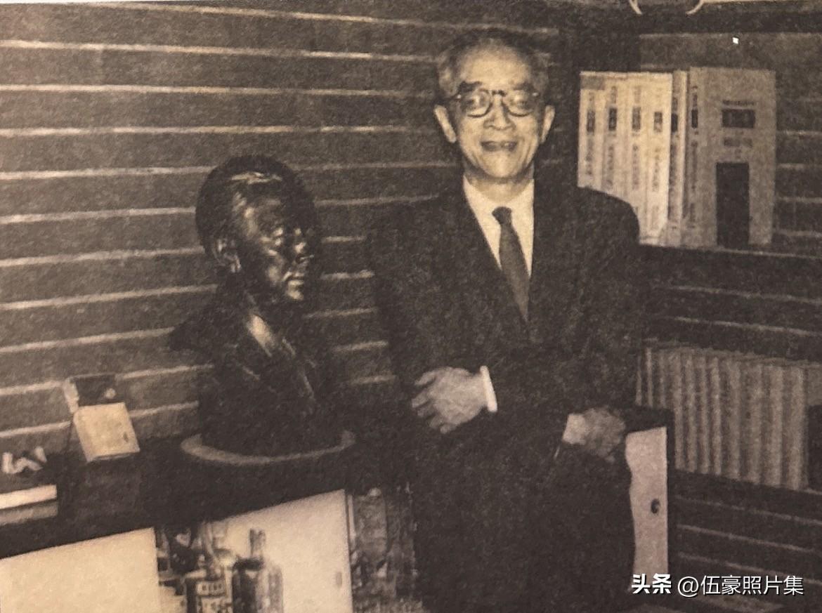1960年12月，南港住所客厅，胡适与一座特殊半身塑像的合影。这座由旅美雕塑家李