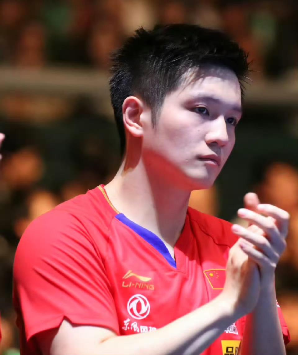 来自樊振东极强的压迫感！
别看小胖场外笑容灿烂
萌萌的可可爱爱，
可一到赛场
就