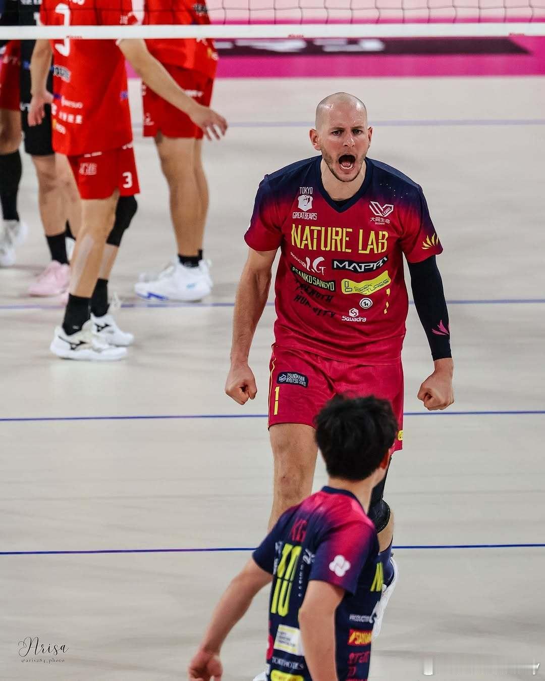 日超男排东京大熊3-1再克Jt雷霆，本轮双杀对手。库雷克继续出色发挥砍下21分（