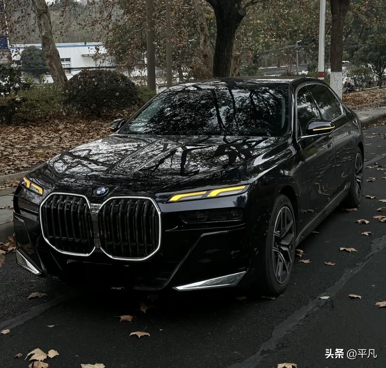 刚看完新7系，好多人说没老款霸气，问值不值得买。

我就纳闷了，能掏得起小一百万