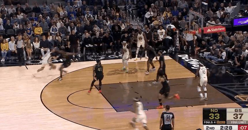 又失衡倒地！今天巴特勒太拼了！
在今天NBA常规赛勇士对阵鹈鹕的第二节比赛中，巴