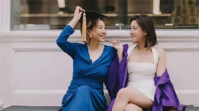 凤凰新闻【著名主持人李静女儿美国毕业，母女国外街头合影，身边是外国同学】5月21