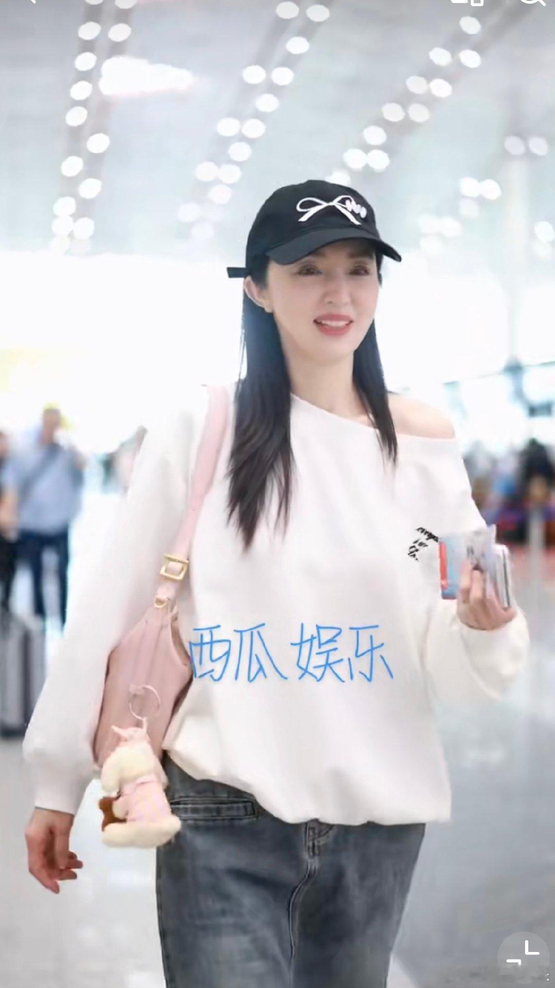 董璇戴着婚戒姐姐手上婚戒亮闪闪，一看就挺幸福，别瞎猜啦大家董璇机场戴了婚戒 ​​