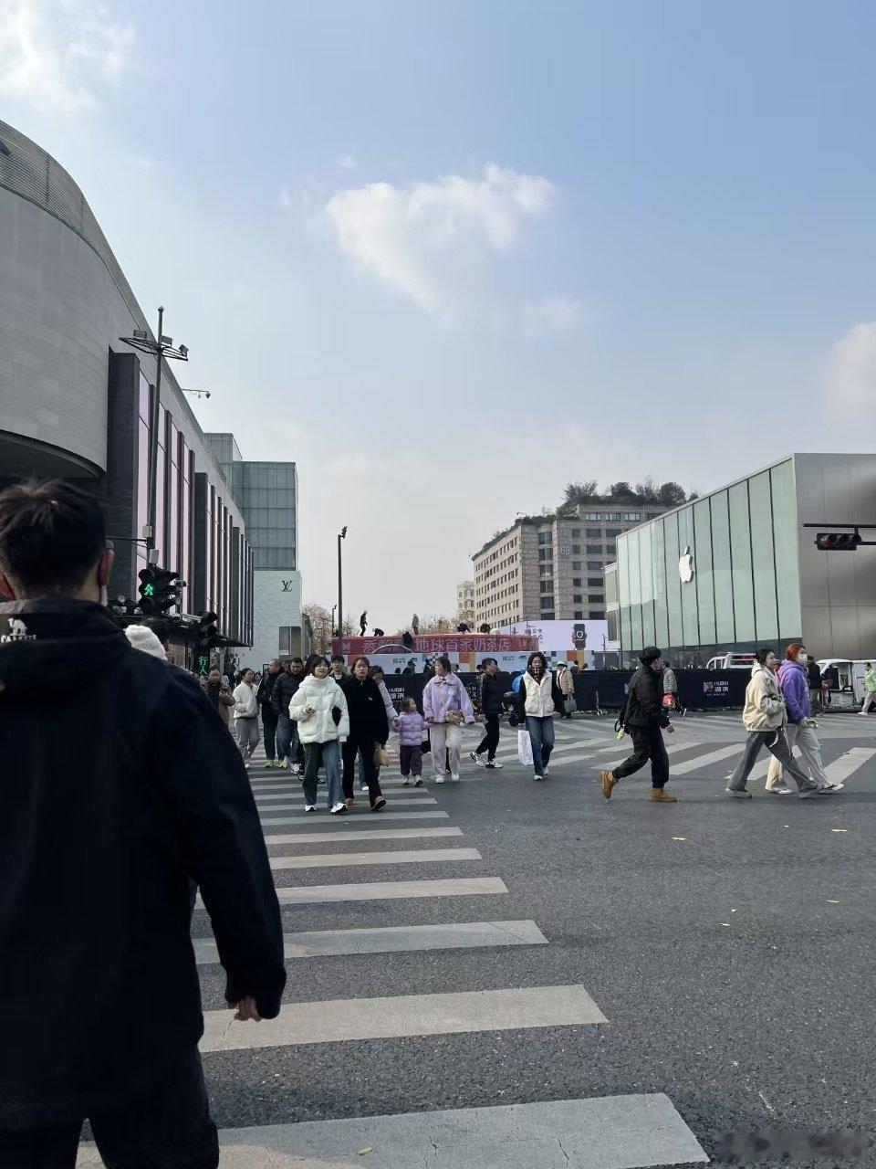 香飘飘招聘线下奶茶店店员 破产那件事还是不要提了，完全就是yy，香飘飘现在都开店