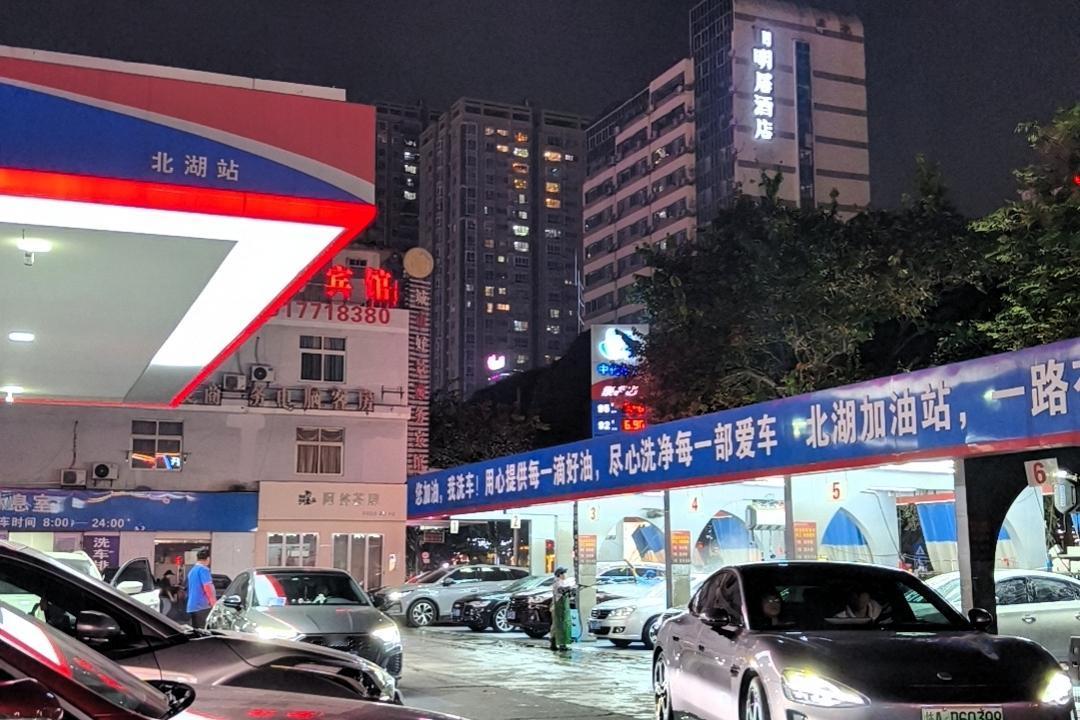 还在两桶油的油站加油？我🉑好久不去了，一分钱优惠没有不说，还到处都是摆着个脸，