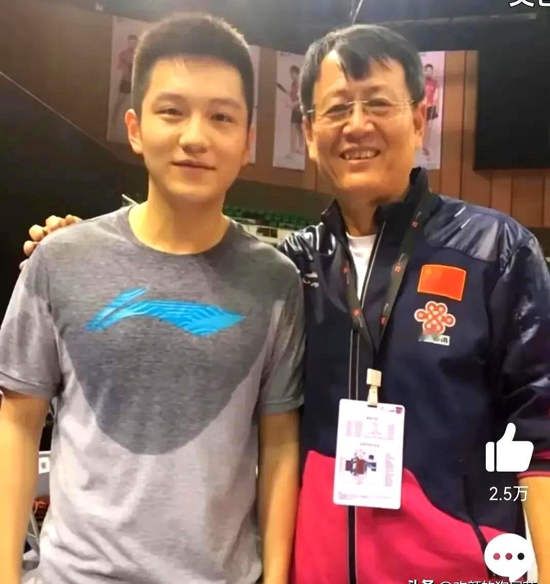 因为反手抽直线是吴敬平给樊振东量身定制的，樊振东在别人变直线的时候，天天练抽直线