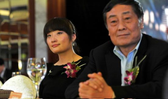 反正对宗馥莉来讲，宗庆后留下来的这个钱给银行给法院给谁都行，她关注的不是自己能不