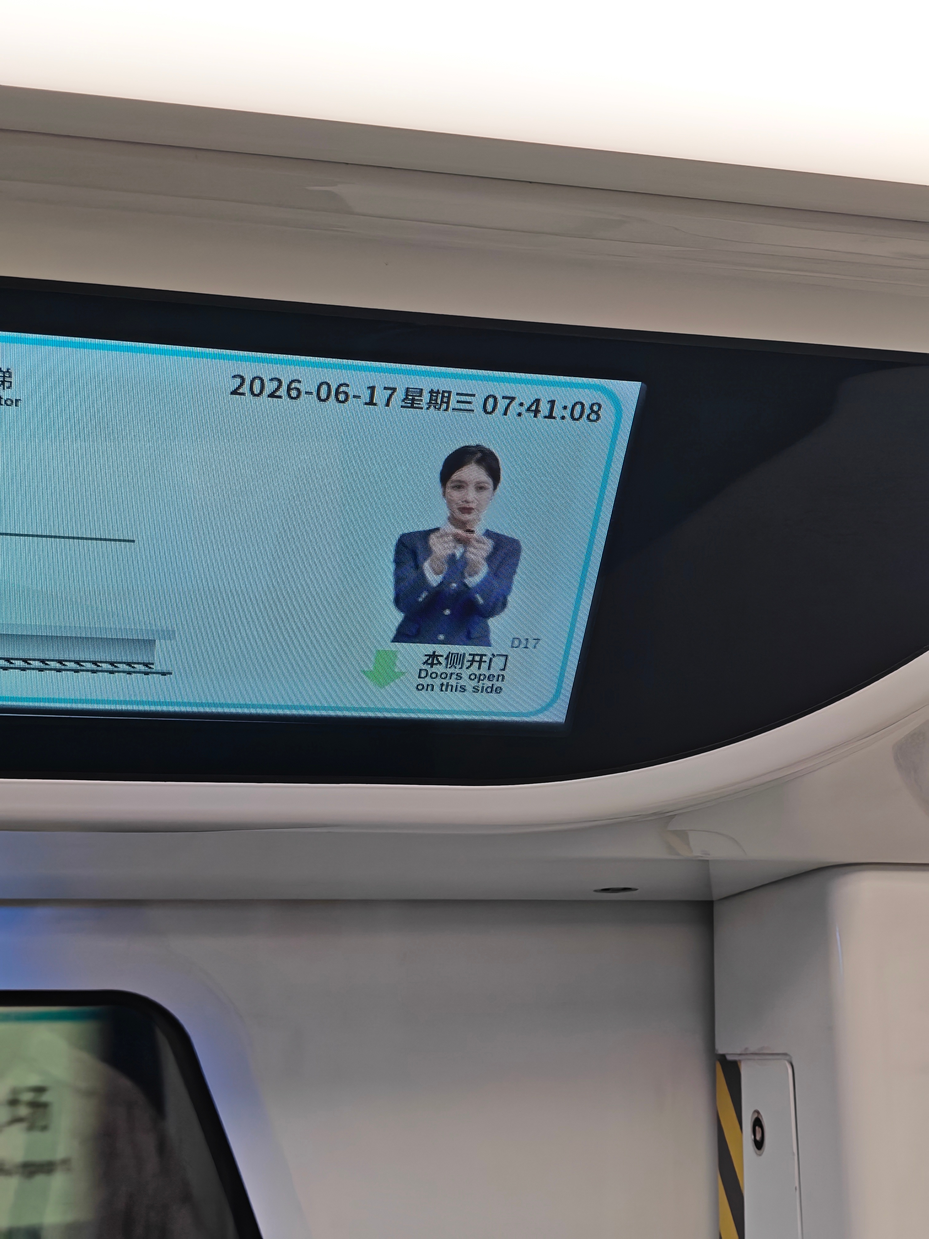 杭州地铁还是太权威了，除了传统播报，还有手语提示！ 杭州