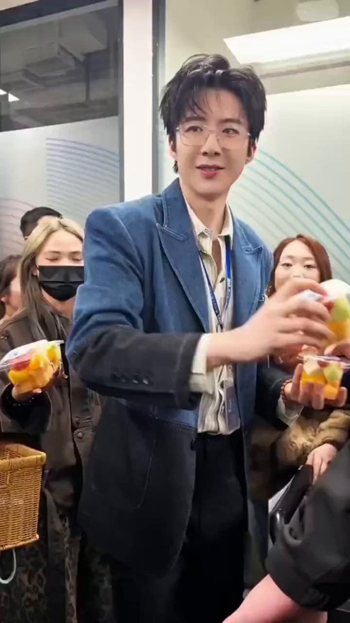 可以靠近一点拿水果，大家多多支持酷狗音乐的单人，谢谢。我的手都伸到你脸上了，谢谢