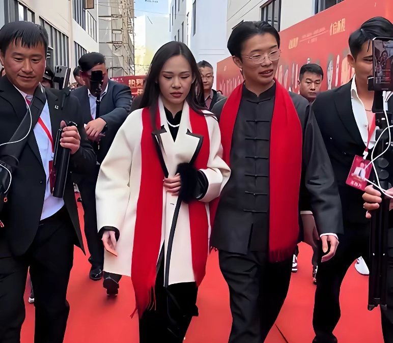 郭有才演出现场显示有数名身穿黑衣或戴墨镜的安保人员随行护卫 