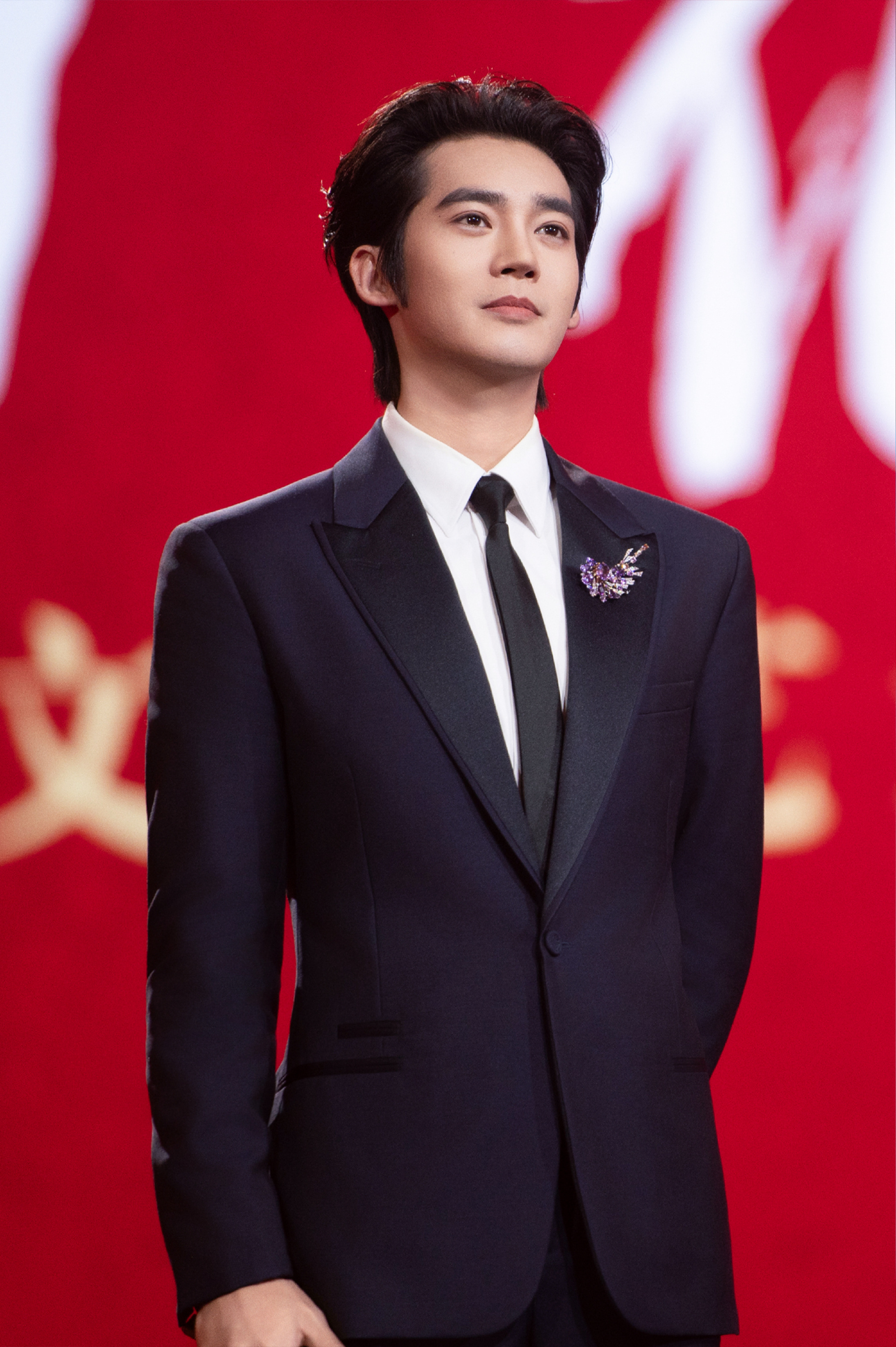 于适佩戴CHAUMET天穹皓境高定珠宝套系凌空圣光主题胸针，笔挺西装。出任 百花