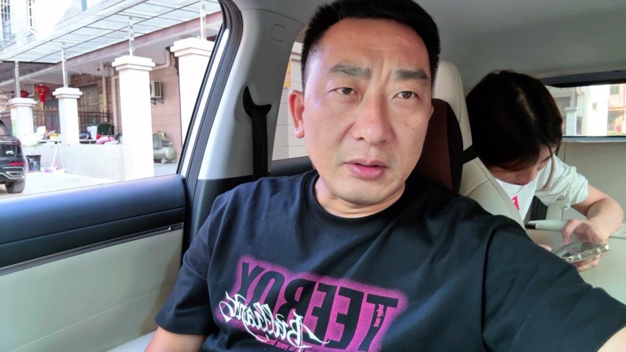 偶然接了趟顺风车，上来个16岁瘦小女生。她刚在这座城市做了五天服务员，说太累还是