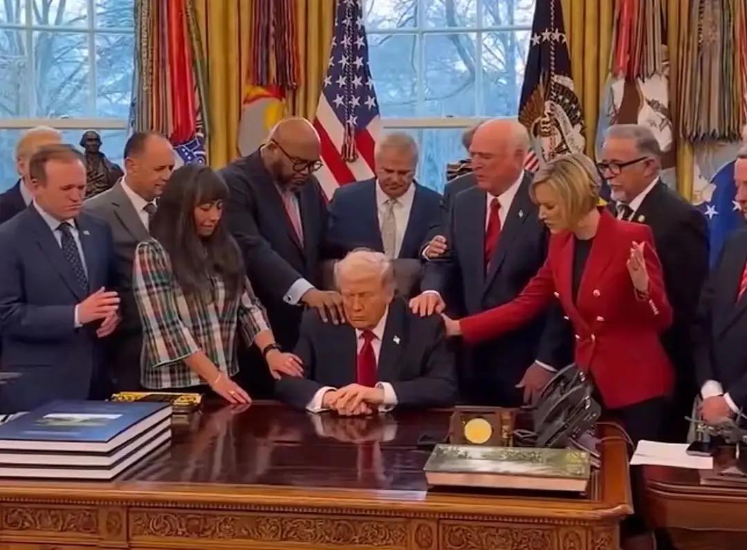 这个画面，像极了一群人在安慰一个犯了错、受了委屈的“小孩”。

在特朗普的办公室