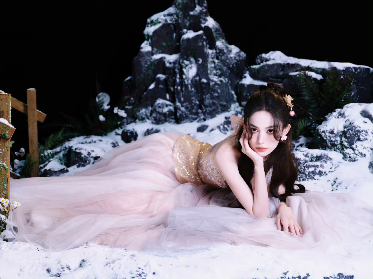 娜扎单脚站立系鞋带娜扎娜扎娜扎