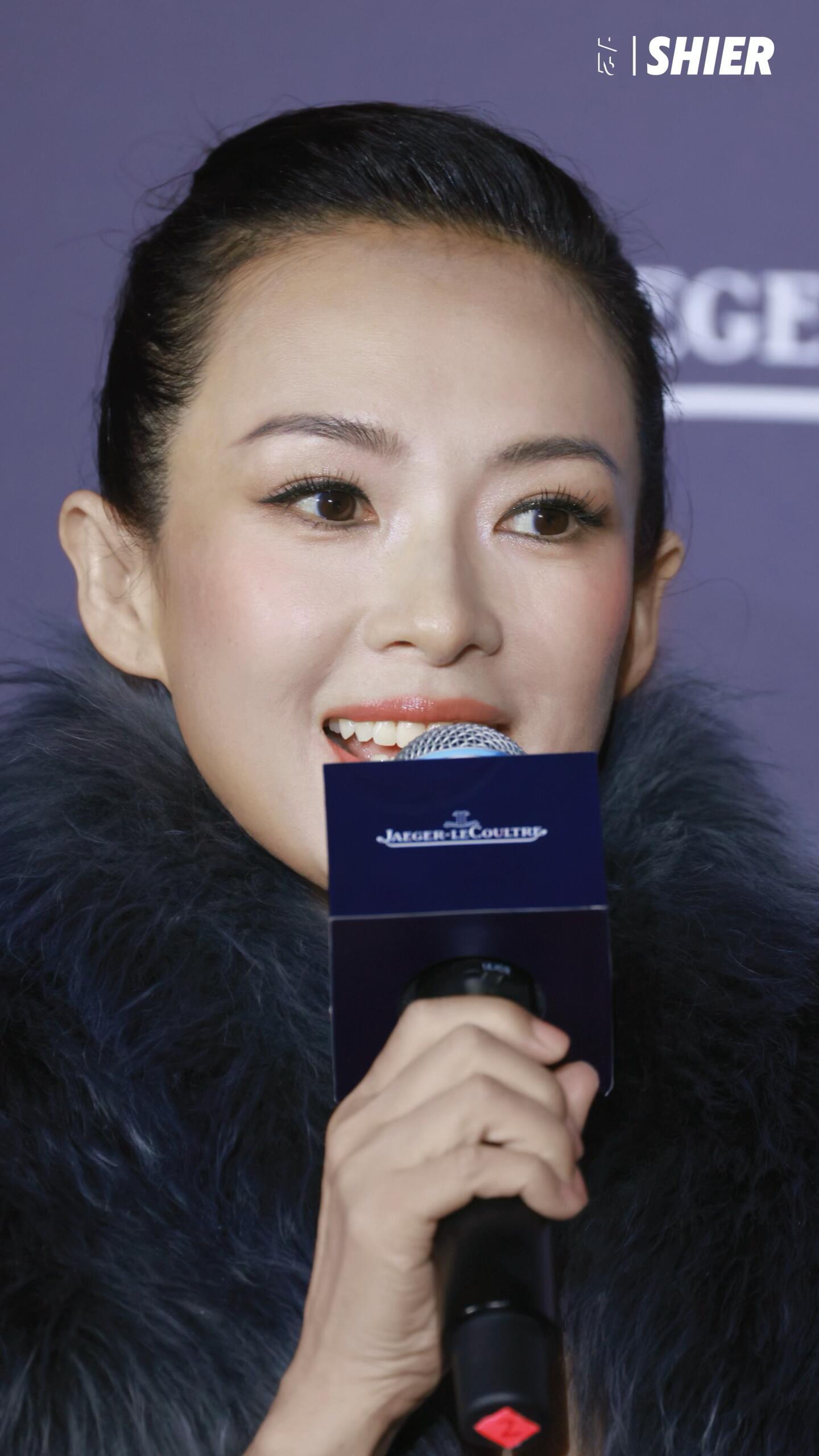 看到照片以为是她年轻时 眼神都回来了….结果是几天前出席活动46岁的章子怡 ​​