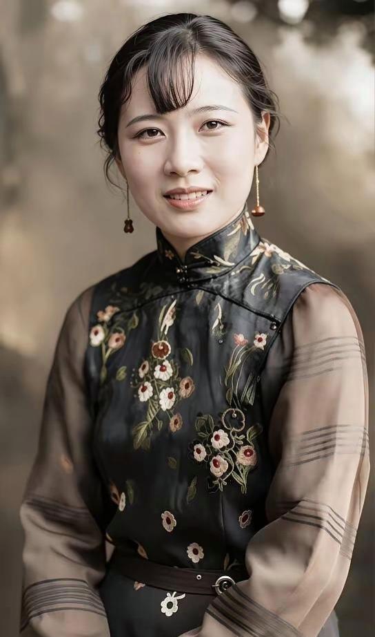 能认出照片上这位民国女子是谁吗？
 
一身精致刺绣传统服饰，眉眼温婉端庄，气质雍
