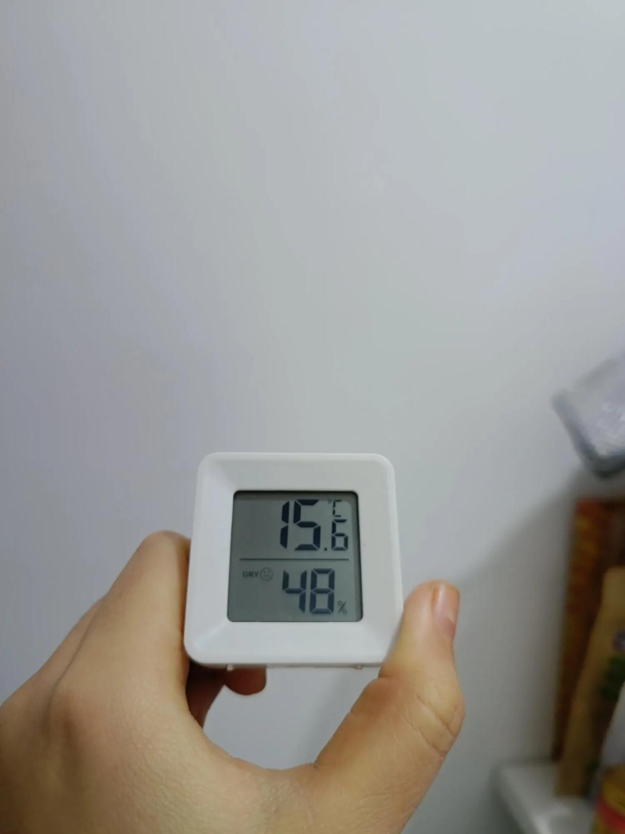 一天交10块暖气费，室内温度15.6
我在北京朝阳金盏皮村，城中村居住
二房东收