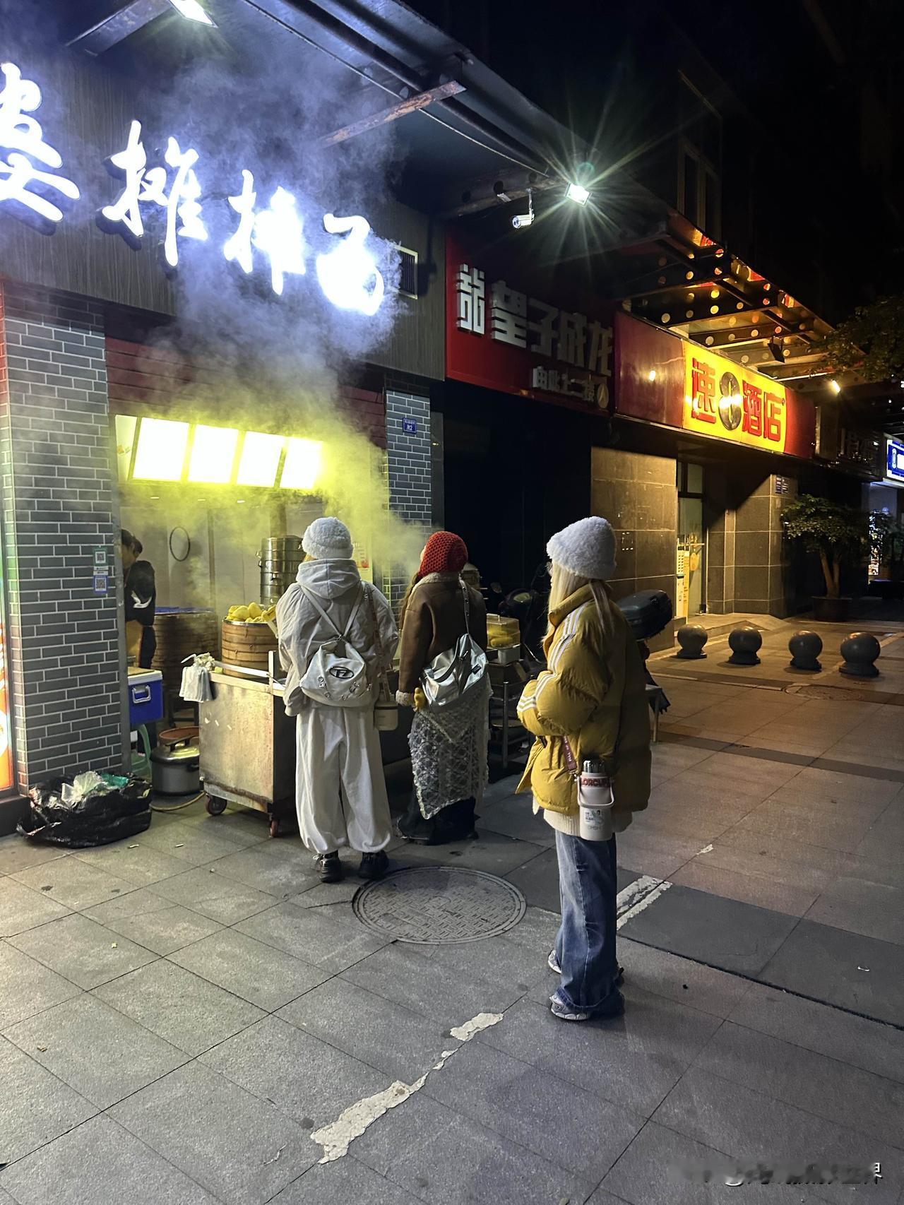 10月27日，清晨6点30分，成都市区，很多人穿着羽绒服，今天早上最低气温只有1