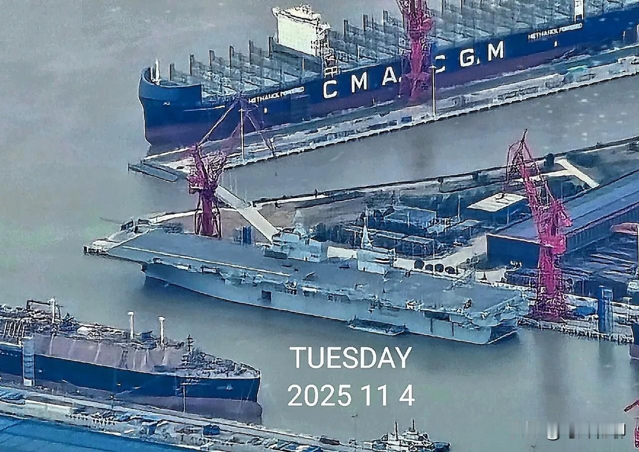 看看，今日的076四川舰依旧静静地停靠在码头，不过，覆盖电磁弹射器的棚子已被拆除