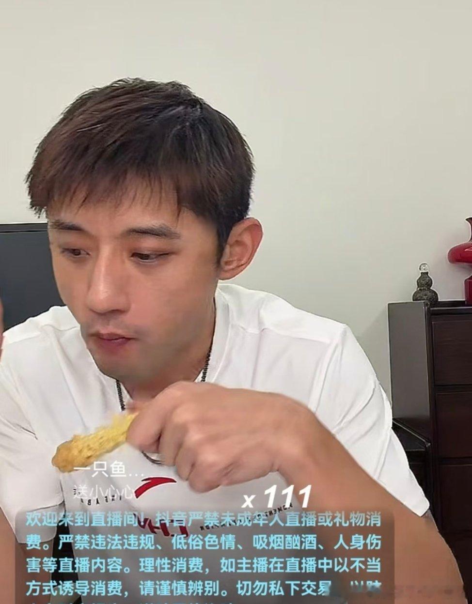 张继科直播都在盯张继科指甲看，还有人让上纹身贴和指甲刀~张继科弹幕天亮了 ​​​