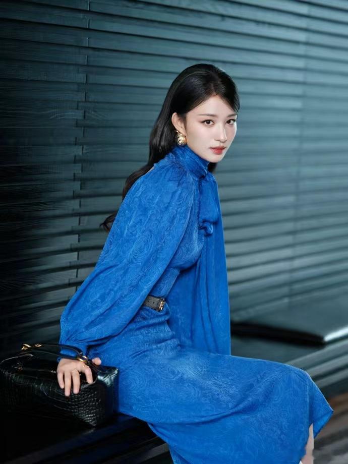 王楚然蓝裙复古摩登，就这个王楚然美啊，优雅摩登气质狠狠拿捏了~ 