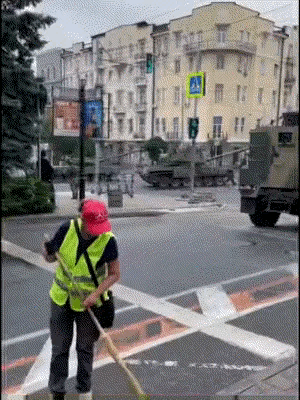 瓦格纳表演破绽百出，连扫地大妈都不屑一顾！

首先，普里戈津带着上万士兵开着坦克