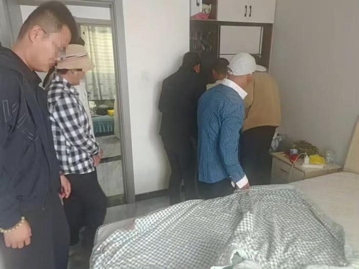 赌徒前夫当着11岁儿子面杀前妻！28刀致命，孩子自责到患抑郁
 
11岁童童开门