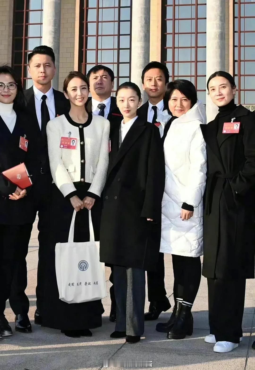 他为什么每张合照都是这么搞笑[允悲] ​​​