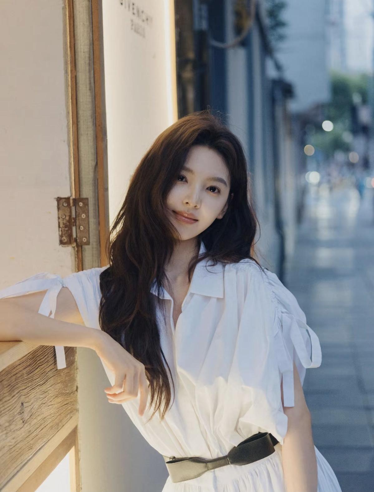 被章若楠这组街拍美到失语，松弛感直接拉满[比心]白裙与晚风撞个满怀，章若楠的颜值