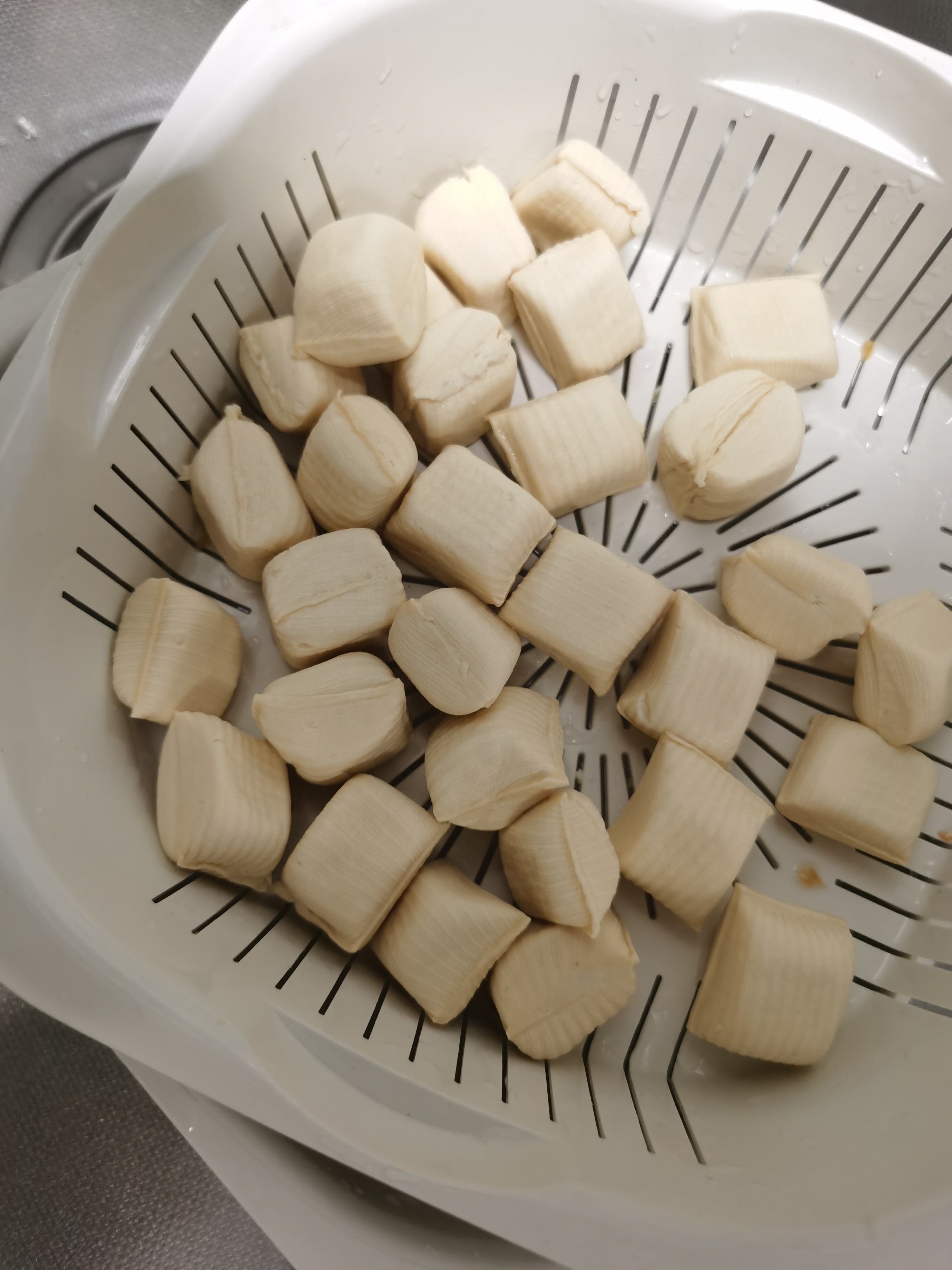 给大家安利几个看球的时候适合吃的零食雪川这个薯格真的很好吃，我超级喜欢他的设计。