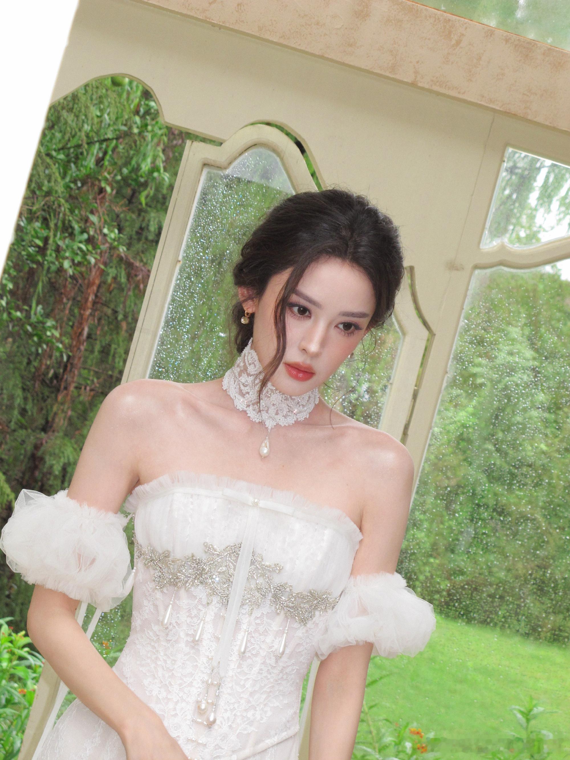 娜扎白纱圣洁感光影打在白纱上面朦胧感拉满，圣洁又灵动，看到画面瞬间就能懂现场为什