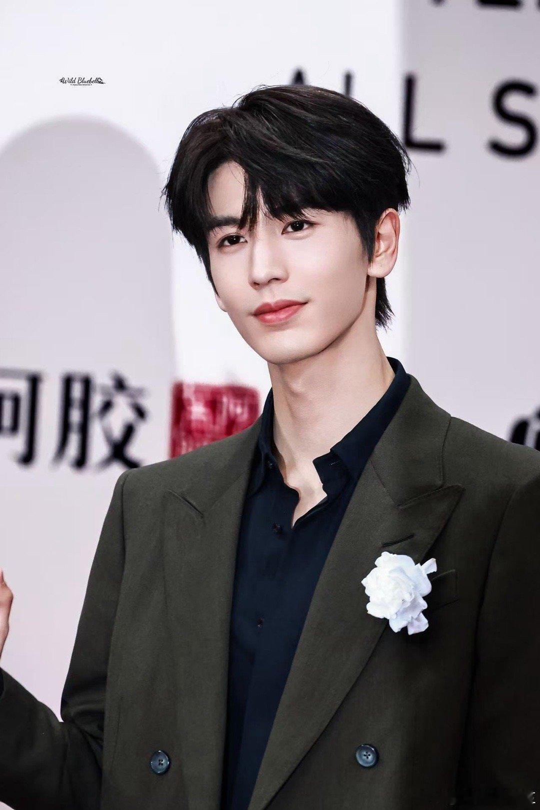 张凌赫亮相星光大赏红毯  张凌赫亮相星光大赏红毯，状态直接拉满！贵气与少年感完美