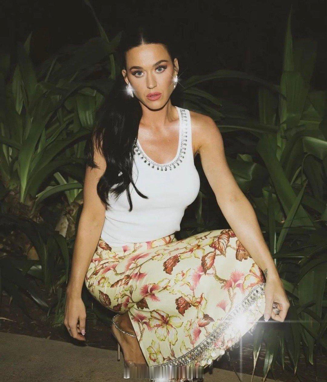 小品女王名不虚传，41岁全程高能量开唱，吊威亚玩梗样样在线，还把新歌的MV造型原