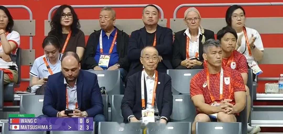 刘国梁现场观战男团决赛运会乒乓球男团决赛，中国队vs日本队第一场比赛中，转播镜头