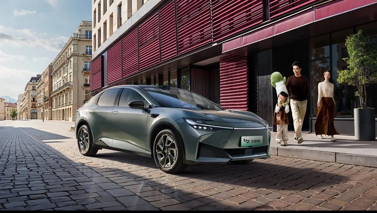 一汽丰田bZ3凭借其独特鲜明的设计，越级的空间，人性化的智能座舱，成熟可靠的“三