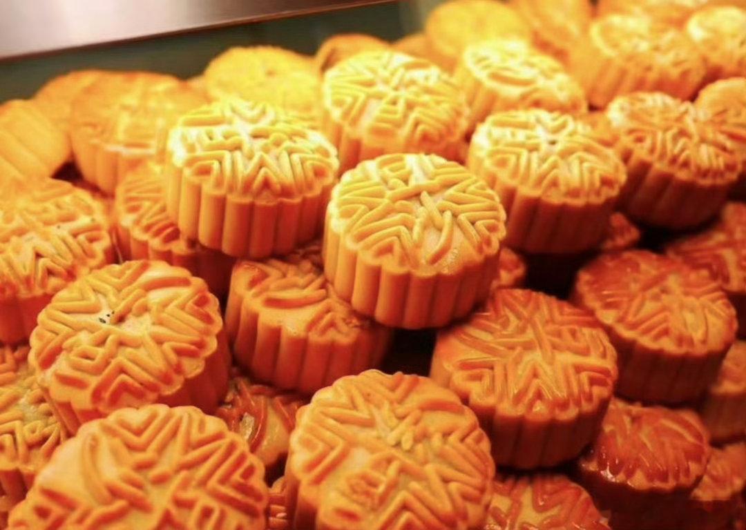 月饼 卖不动月饼太甜了，现在的人吃东西越来越注重健康了。 ​​​