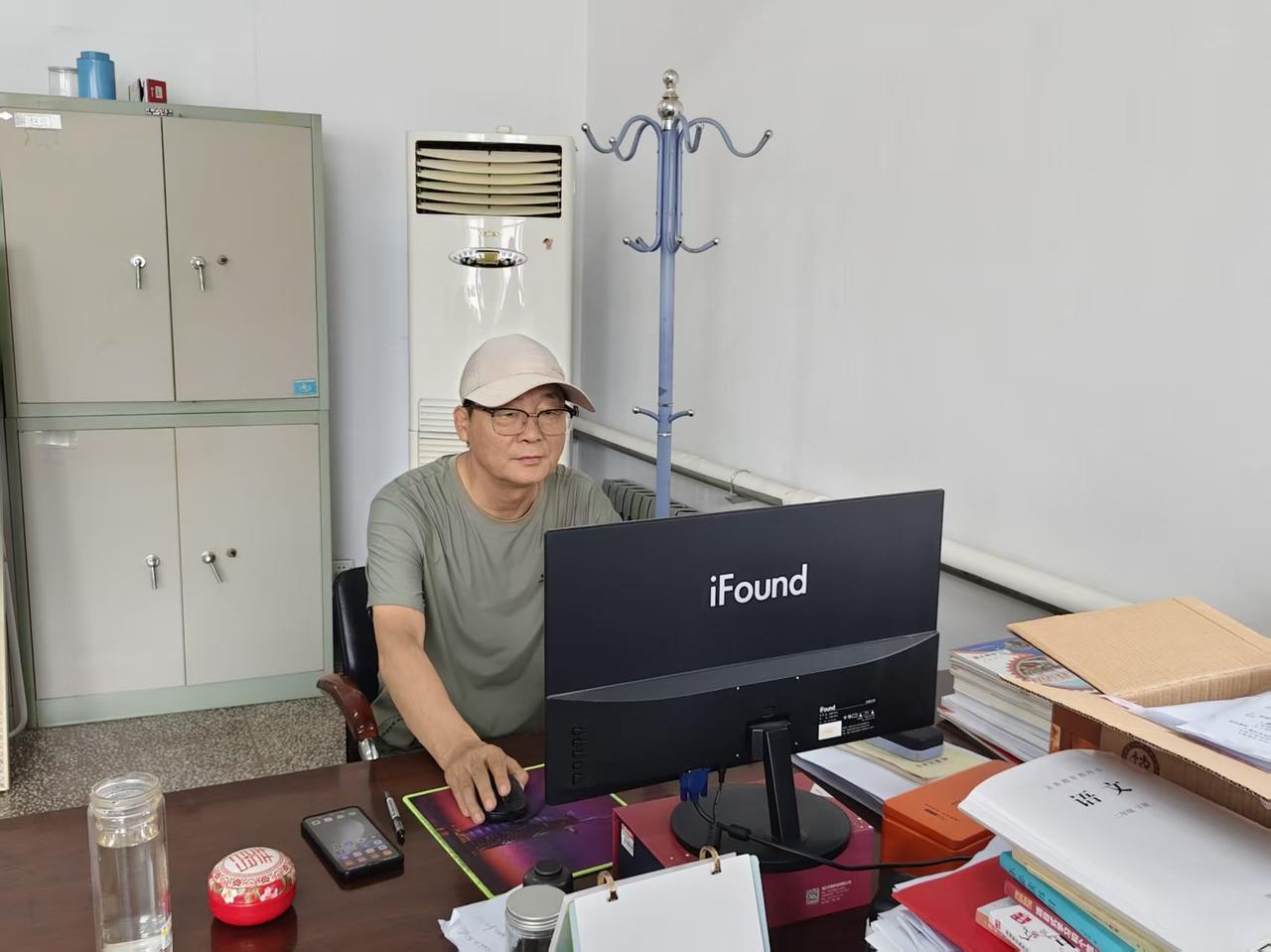 退休了，就像一艘沉默的船

三十年教研生涯，一晃。

坐在熟悉的办公桌前，常常会