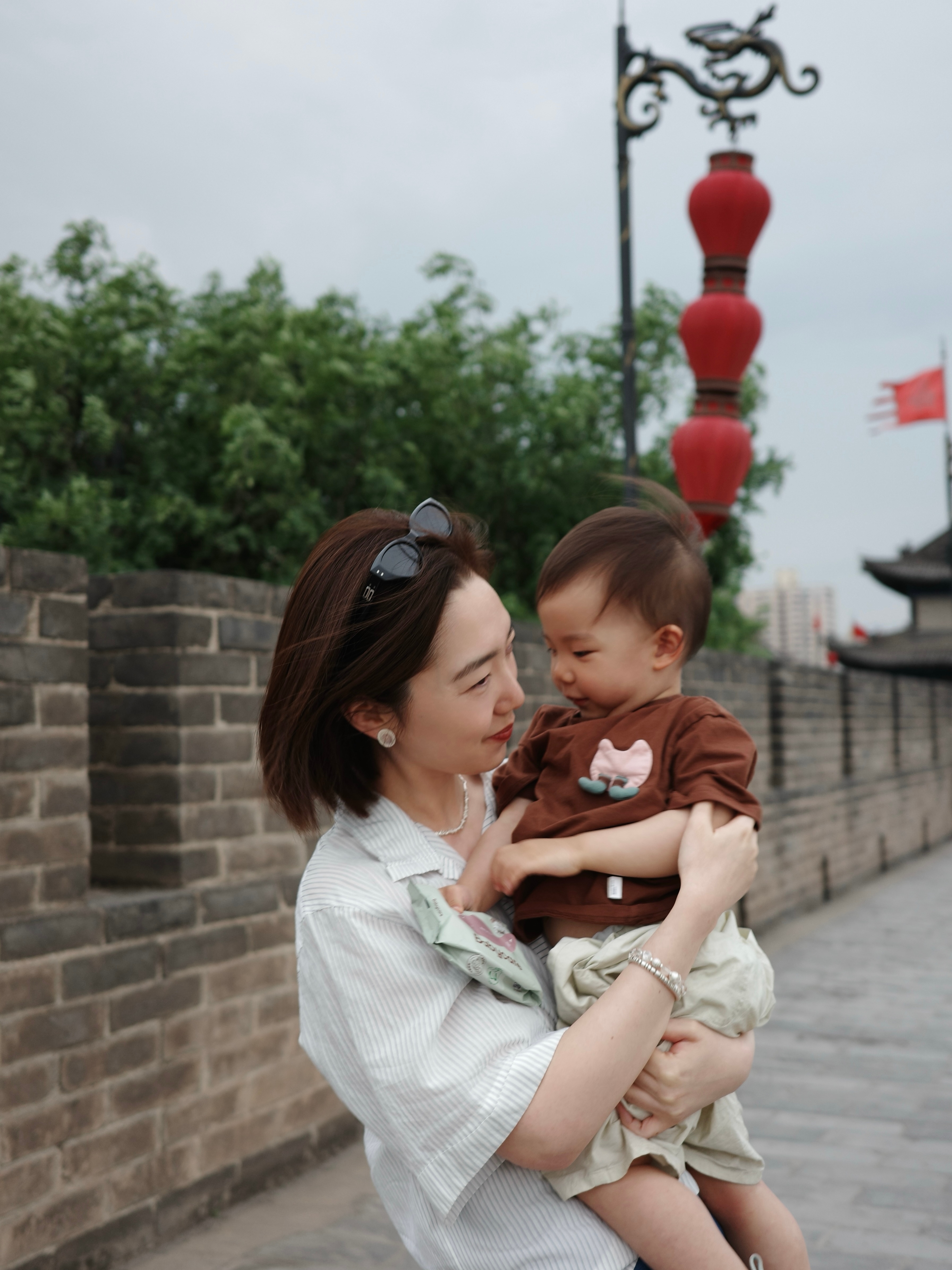 回来翻了一下相册，上一次在城墙上合影竟然是13年前了！（最后一张图我还是微博里找
