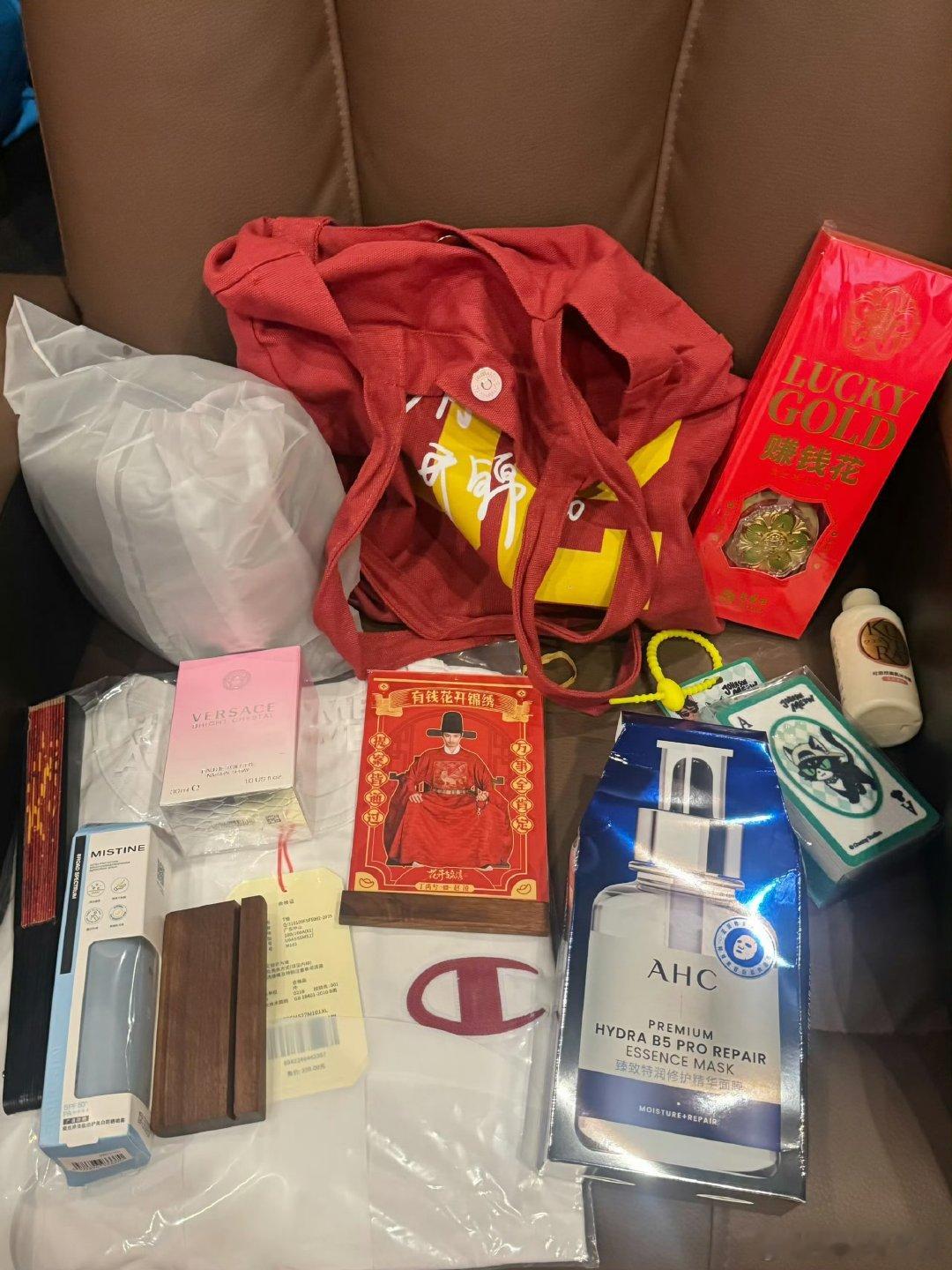 丁禹兮伴手礼送黄金丁禹兮剧宣送黄金 丁禹兮伴手礼送黄金，厉害了花开锦绣追剧团