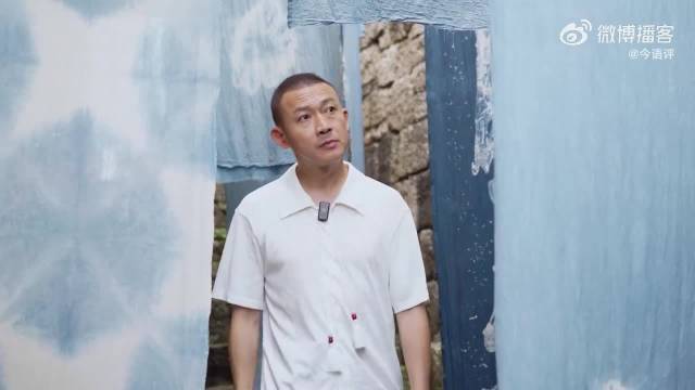 从地方一路走到北京、上海学艺术，他回望来路，说自己仍是当年那个想走出去的孩子。这条路有幸运，也见过不