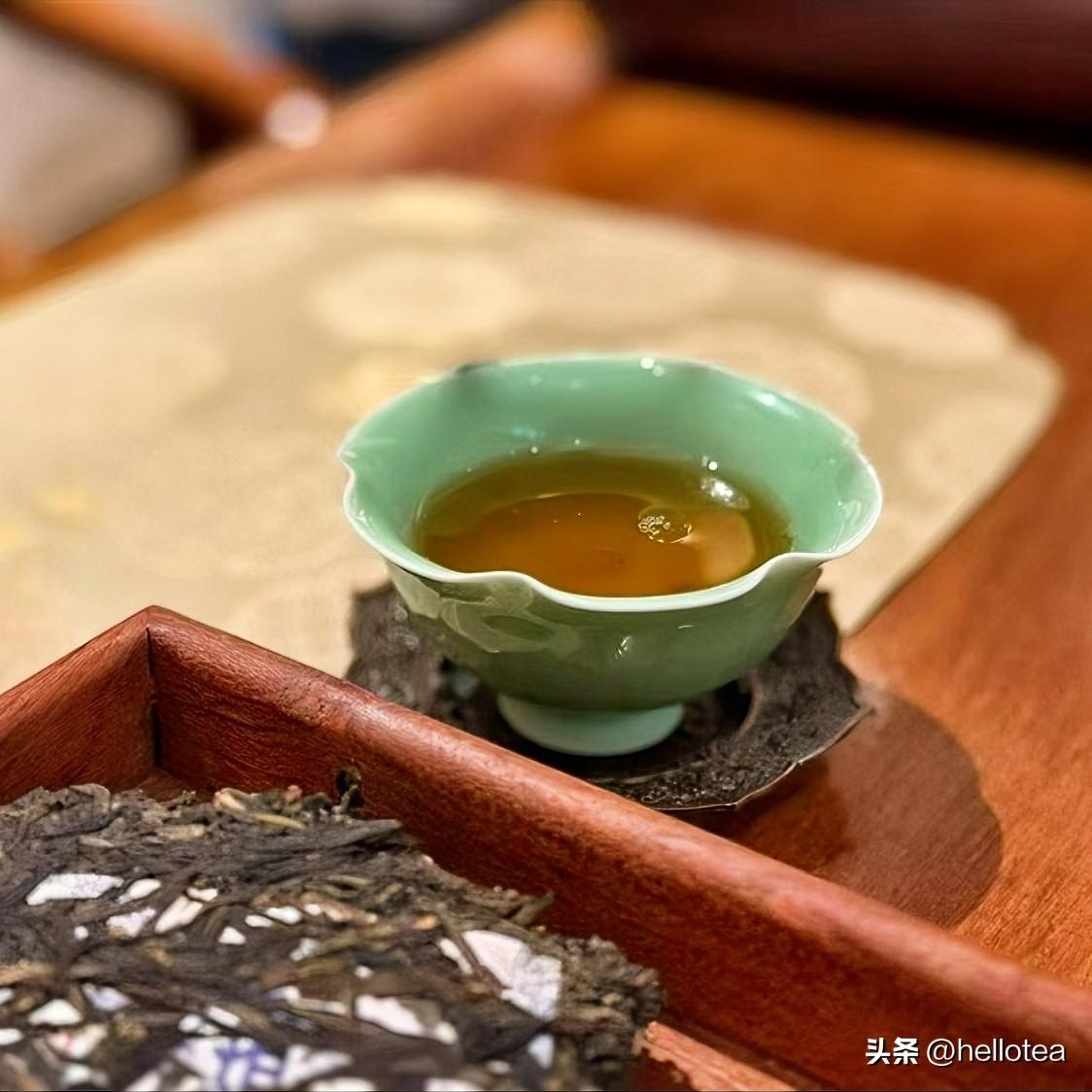 《光阴楚歌体》
叶儿旋兮青瓷间，汤烟袅兮绕如环。
盏浅清欢即道兮，静待花开味自全