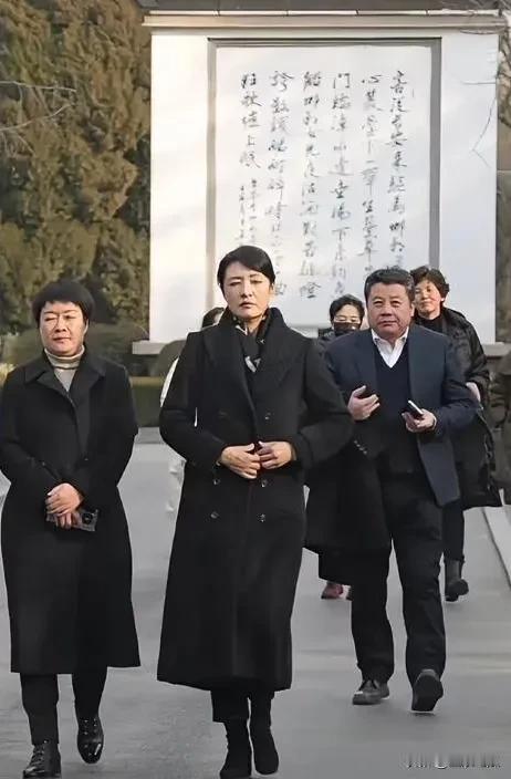 周涛，曾经的央视名主持人，事业顺风顺水。她在主持界有着非凡的语言天赋。
她曾学校