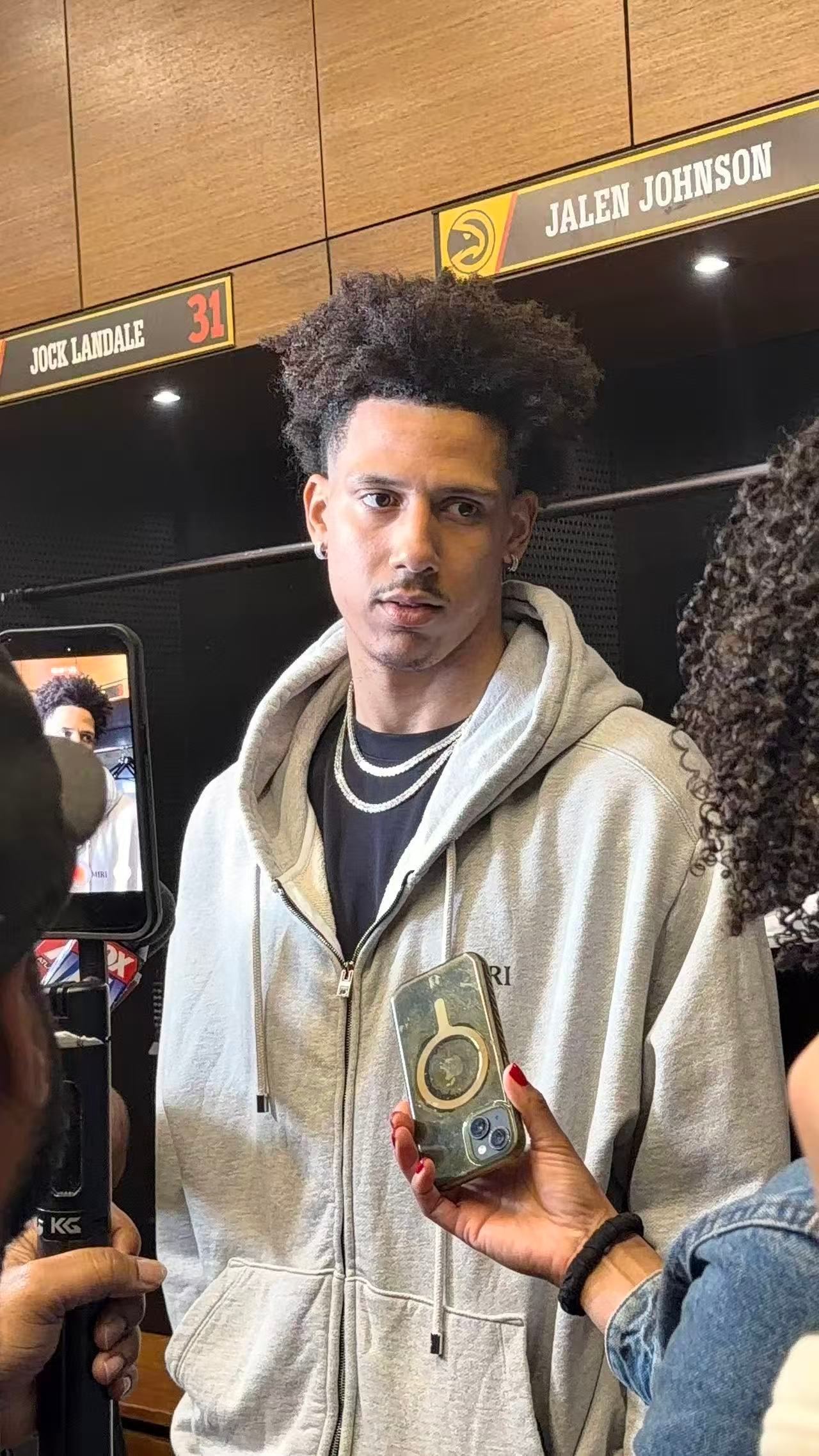 今天老鹰对所有媒体开放更衣室，我们群鹰基地也得以第一次最近距离接触和采访老鹰的球