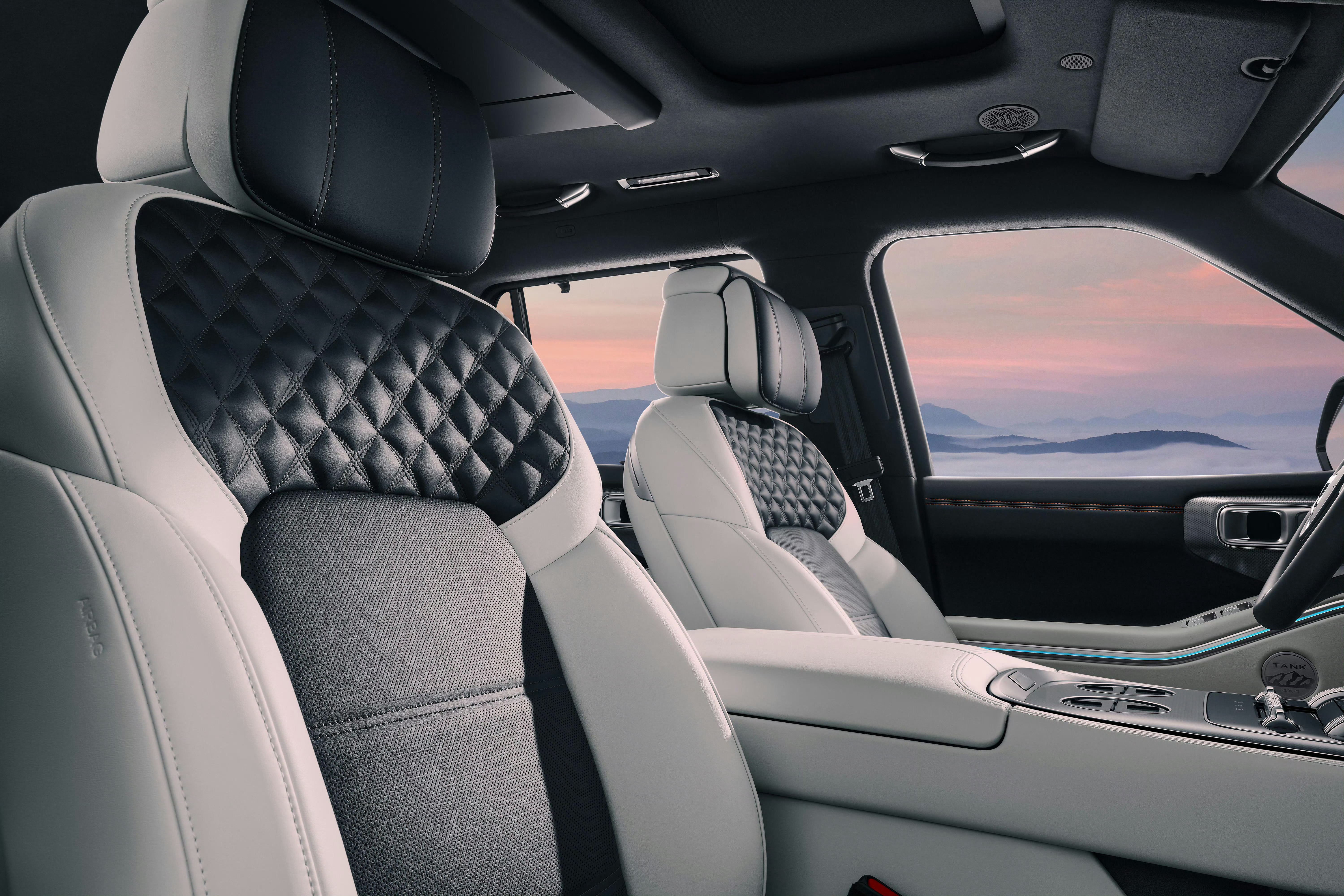 坦克700 Hi4-Z这个双色座椅搞得不错不廉价不土，很有质感~ 