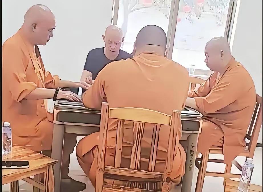 最近浙江街头格外反常，随处能看见穿僧袍的人，不少人都在好奇背后原因。

浙江有4