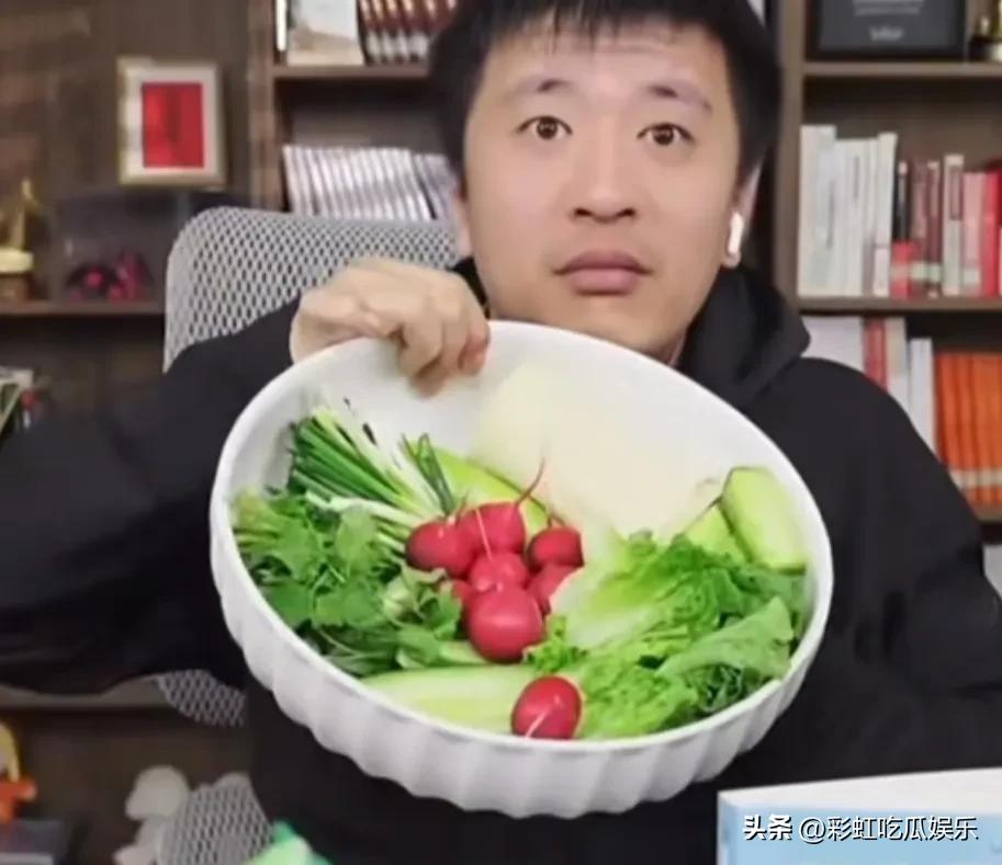 回头看张老师吃东北蘸酱菜的时候觉得好心酸，也有人说他妻子不合格没有给他做饭，让他