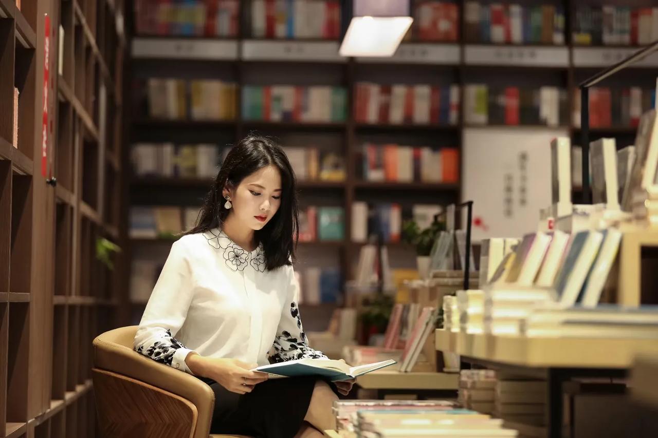 我再也不想买书了，买了这么多书没有一本看完的，结果是钱花了，但是书没有看。

昨