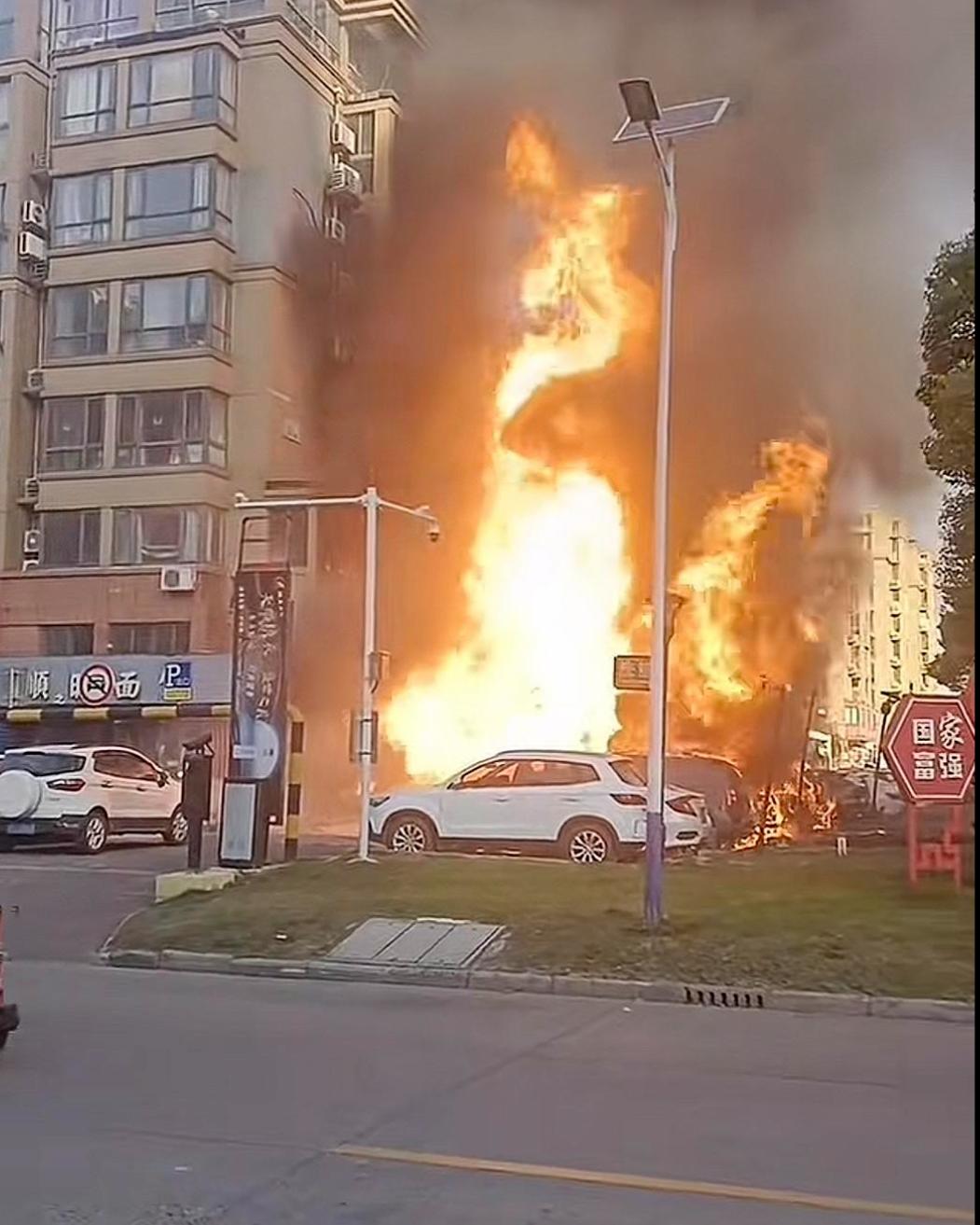 江苏淮安一小区附近突发火灾
11月26日上午，江苏淮安京河湾公寓附近突发火灾。引