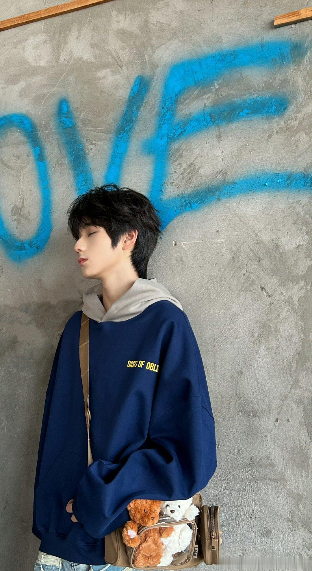 王橹杰色系匹配拍照王橹杰留恋自赏色系匹配显高级王橹杰五官立体镜头感满分帅气溢出屏